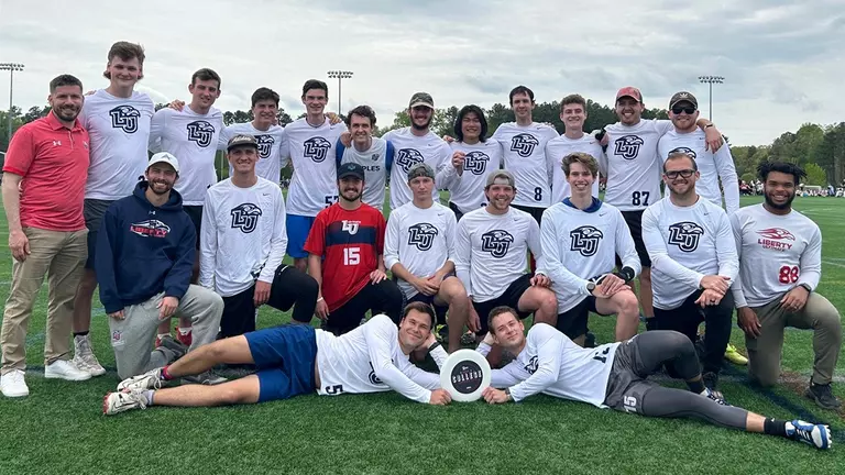 Men’s, women’s ultimate teams advance to Atlantic Coast Regionals with fifth-place showings in conference playoffs