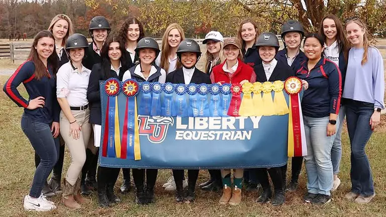 Hunt Seat, Western equestrian teams ride to strong Region 4 showings on road