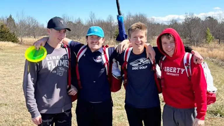 Disc golfers brave elements, finish in top half of field at 22-team SECO tournament