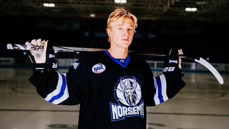 Bronson Hunt joins twin brother as DI men’s hockey team’s third spring recruit