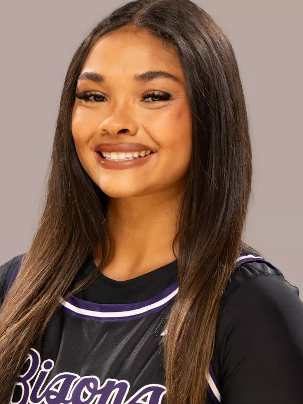 Mia Smith headshot