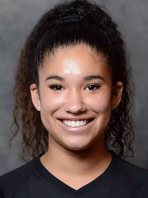 2021 Charlotte Guillory Headshot