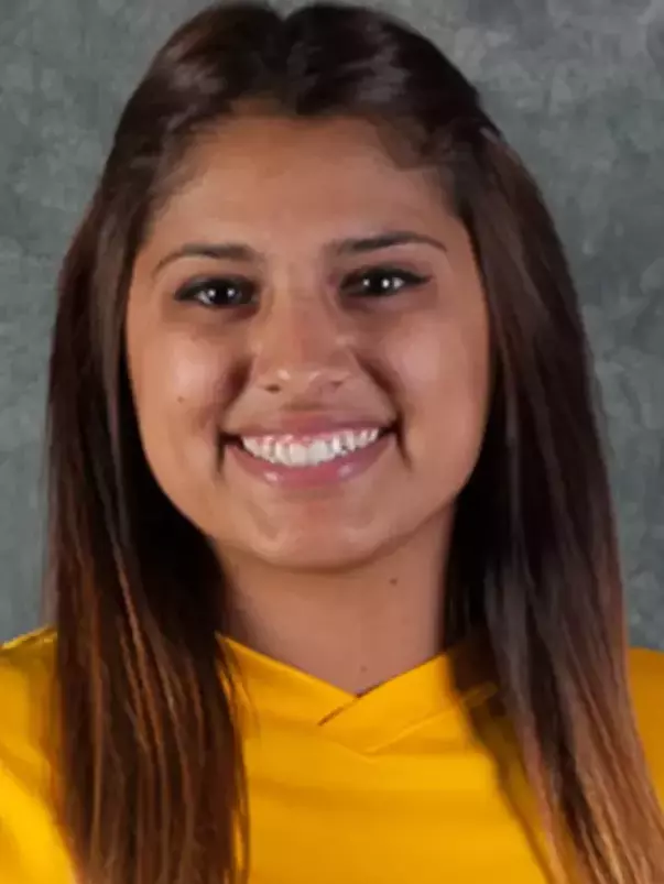 2015 Vania Robles Headshot