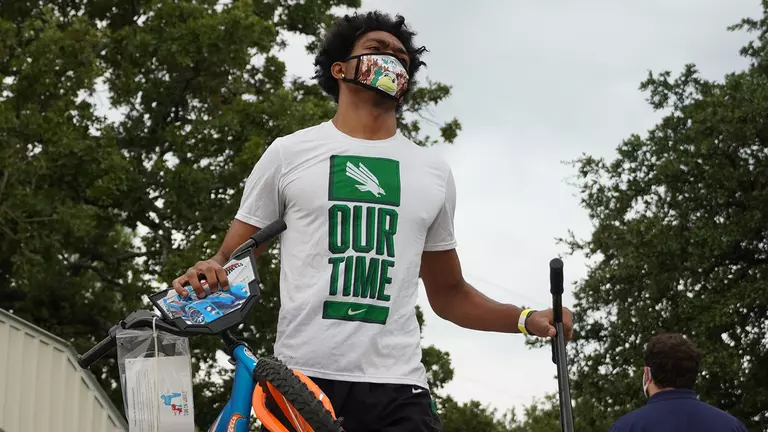 Men's Basketball Volunteers On NT Giving Day