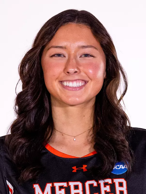 Izzy Parrett headshot