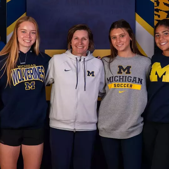 From left: Brooklyn Reid, Torah Betteridge, Jennifer Klein (Head Coach), Anabelle Egeland, Sloane May, Ellie Lesser