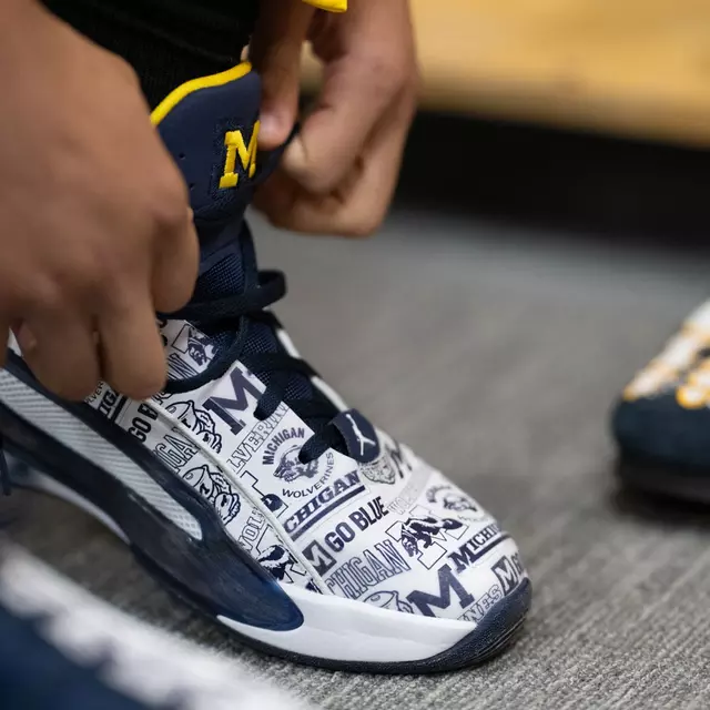 Men's basketball nike shoes block m