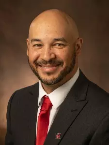 O33823 Glenn Box Portraits & Informal