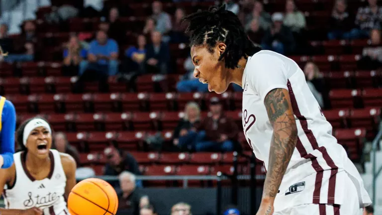 Dawgs Dominate Pitt On Thursday