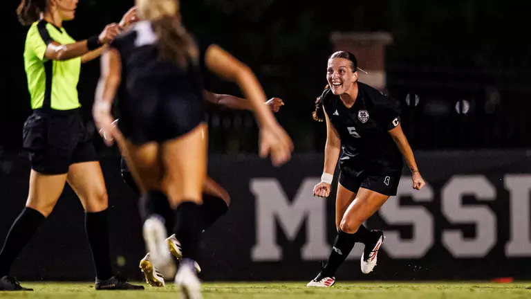 Bulldogs Knock Off No. 1 Tennessee To Open SEC Play
