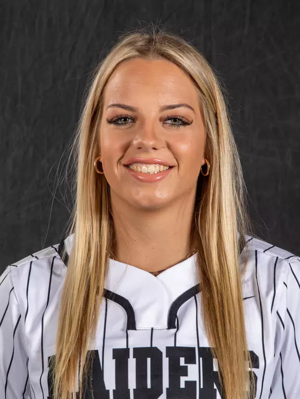 2022 Claire Czajkowski Headshot