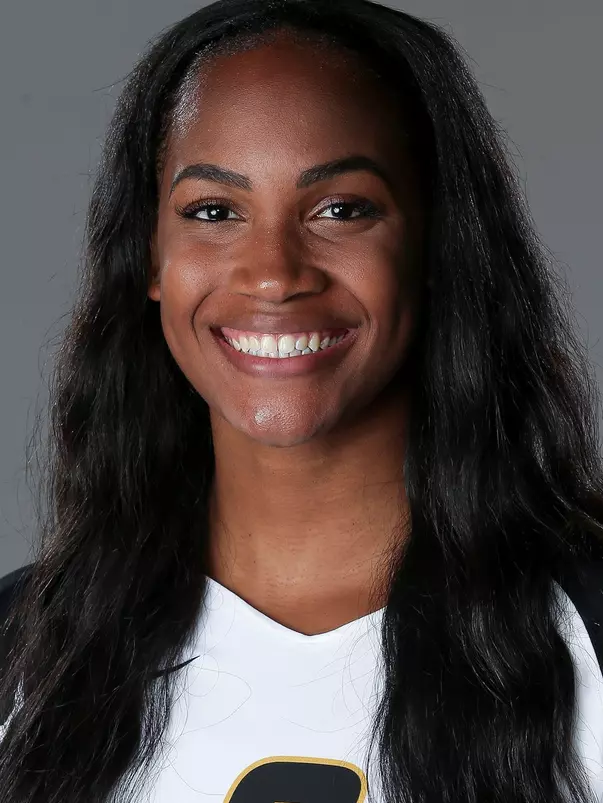 2018 VB Headshots - Alyssa Munlyn