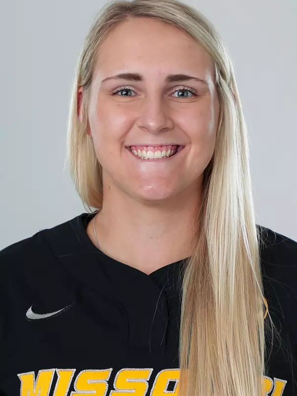 Emma Raabe 2022 Headshot
