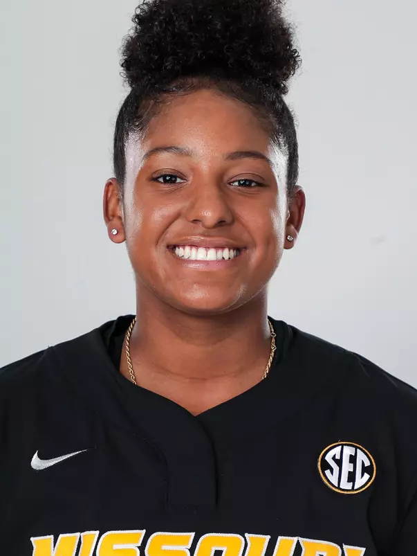 Vanessa Hollingsworth 2022 Headshot