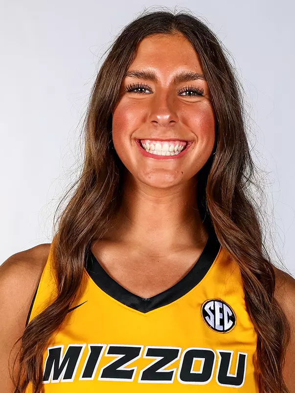 Hannah Linthacum Headshot