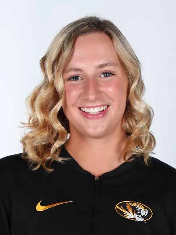 Holley Dennis Head Shot