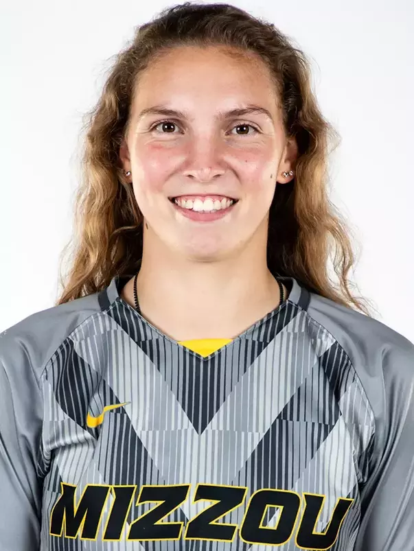 Bella Hollenbach 2024 Headshot