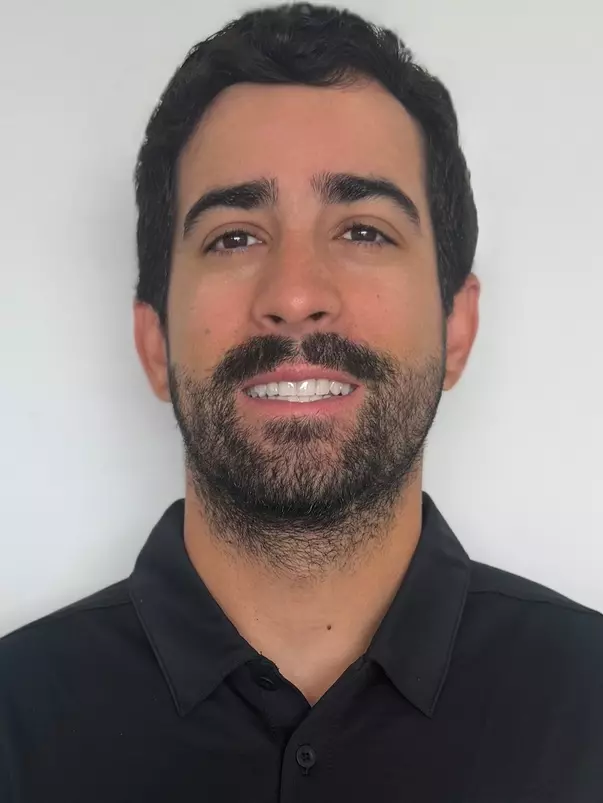 Manny Raga headshot