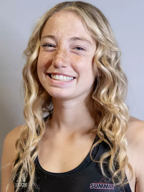 Izzy Apel Headshot