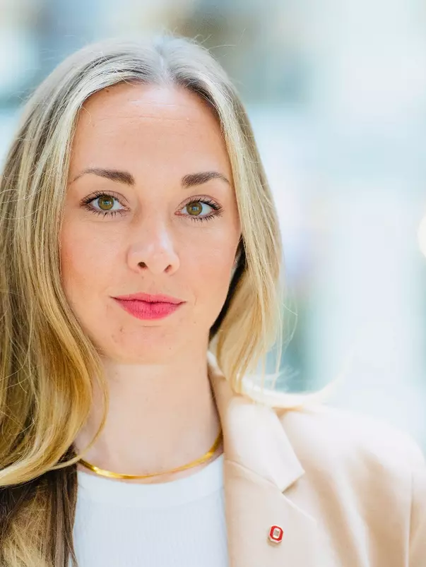 Alex Sommer Headshot