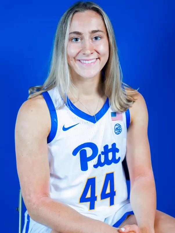 Macie Arzner Headshot