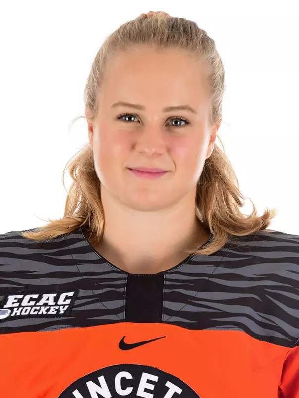 Solveig Neunzert headshot