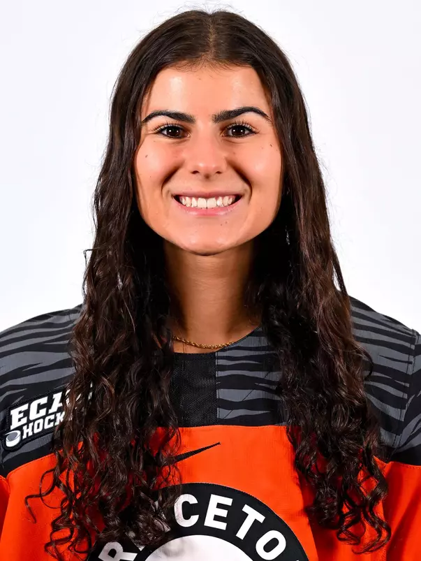 Daniella Calabrese headshot