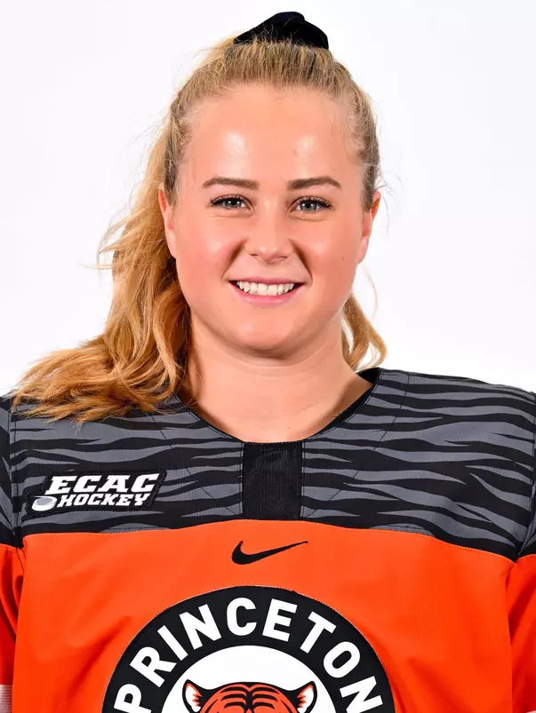 Solveig Neunzert headshot