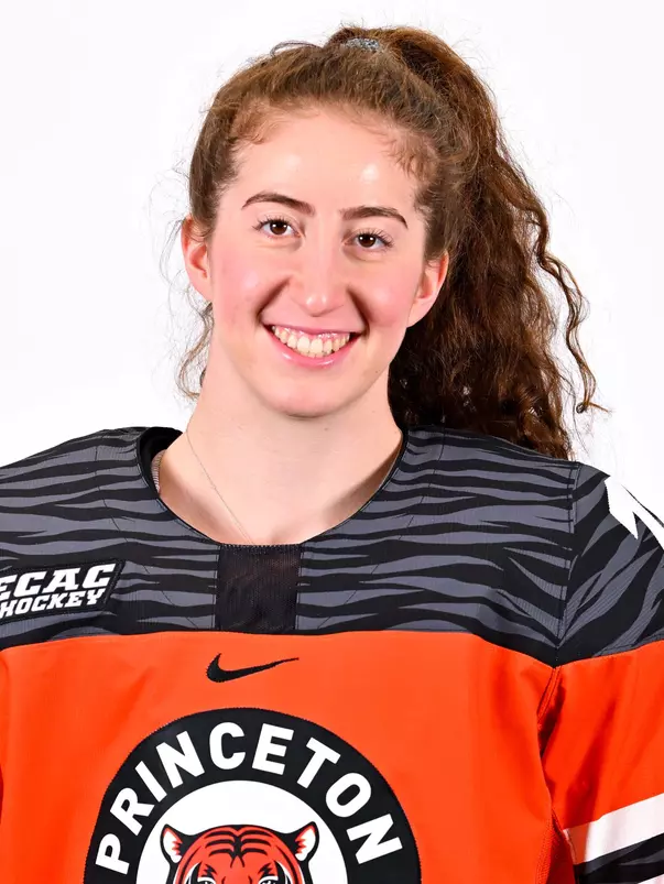 Issy Wunder headshot