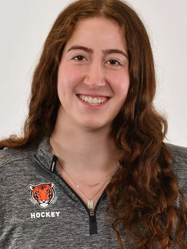 Issy Wunder headshot