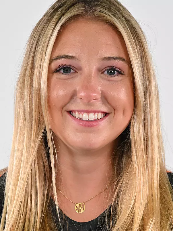 Ella Bunde Headshot.