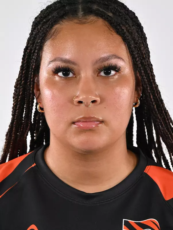 Erica DeSanJorge Headshot.