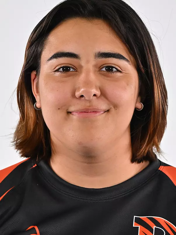 Luiza Chevres Headshot.