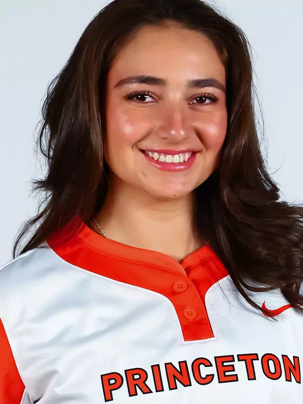 Mia Valenzuela headshot