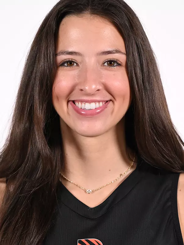 Lia Skufca Headshot