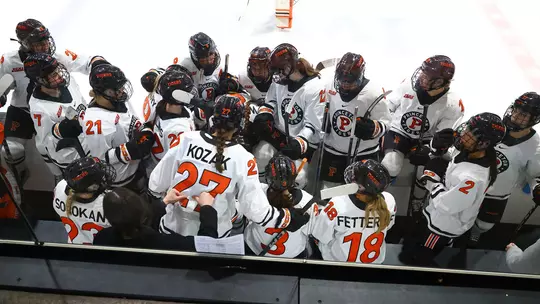 women's hockey team huddle photo