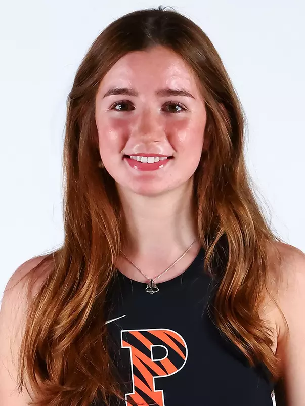 Lily Bourell headshot