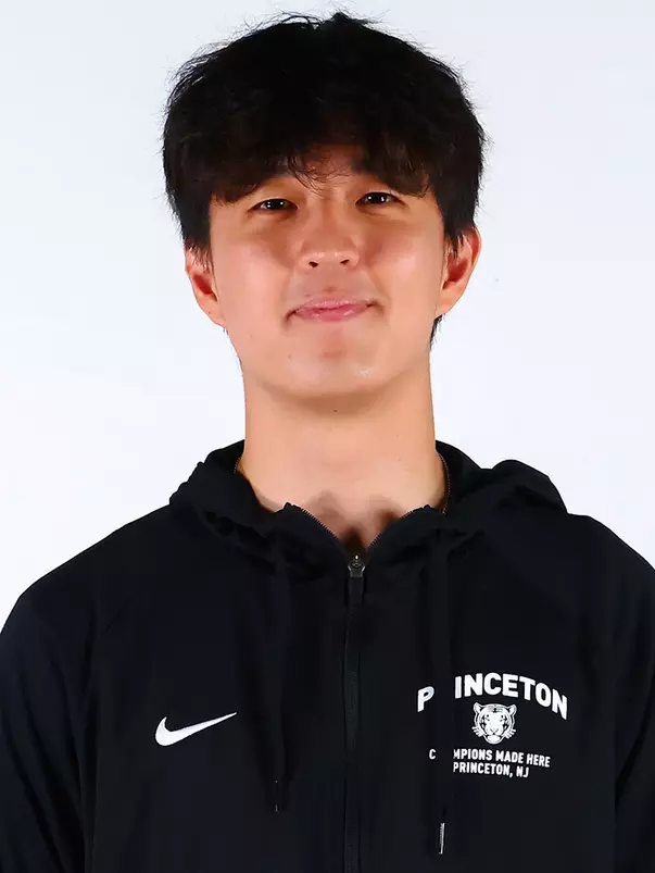 Ethan Um headshot
