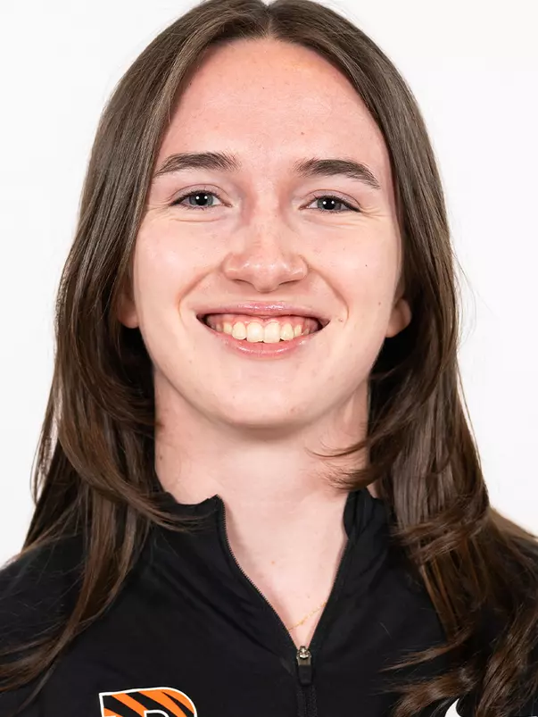 Kelly Clarke Headshot