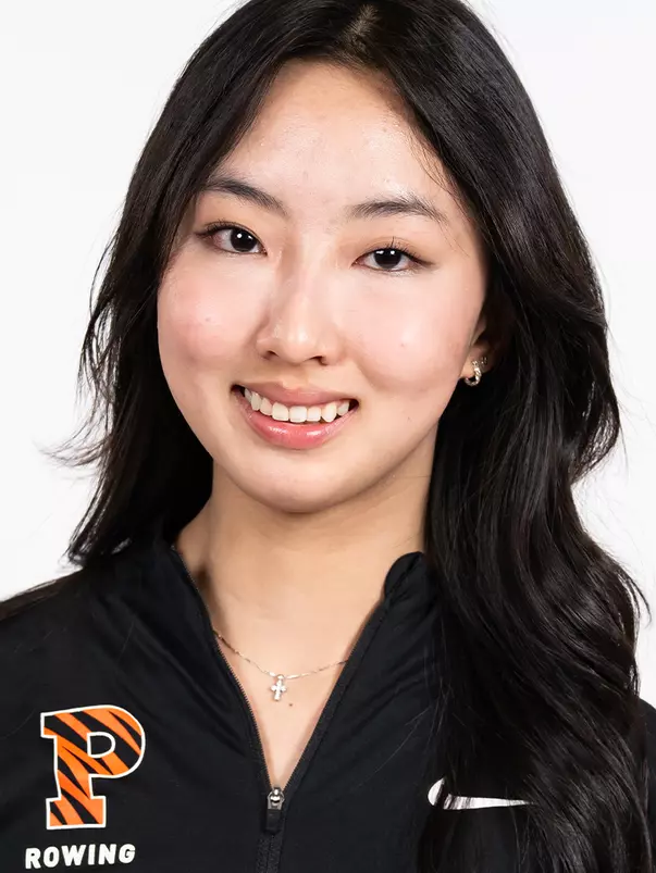 Chloe Li Headshot