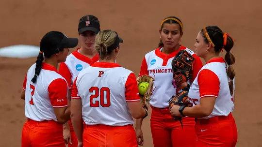 softball ncaa huddle photo