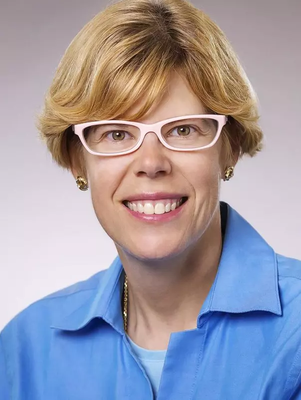 Julie Sefa headshot