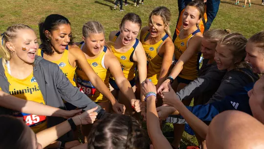 Women's Cross Country Huddles Before the MAAC Championships