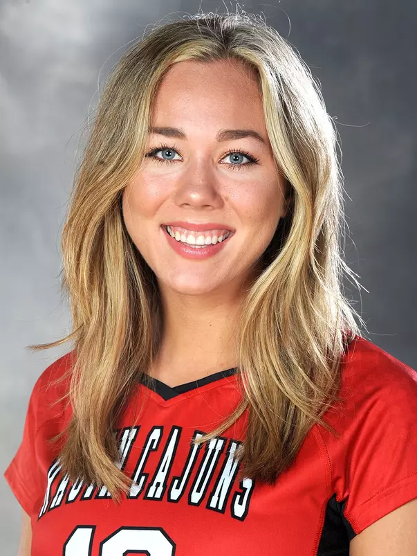 Pasch, Julia head shot 2017 (volleyball)