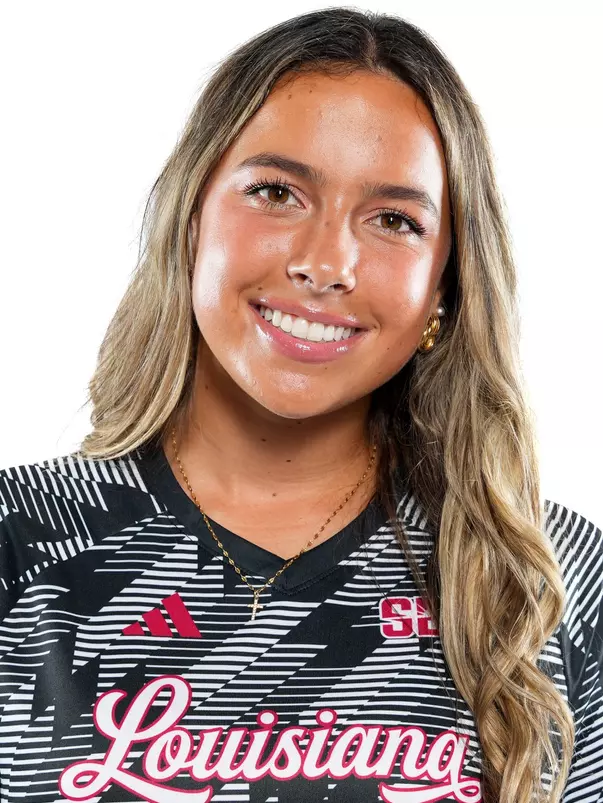 Chloe Mueller headshot