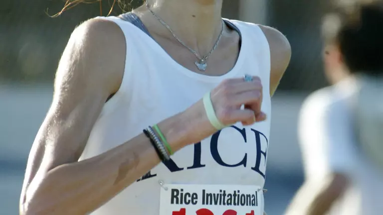 Daniels Wins, Leads Owls to Team Title