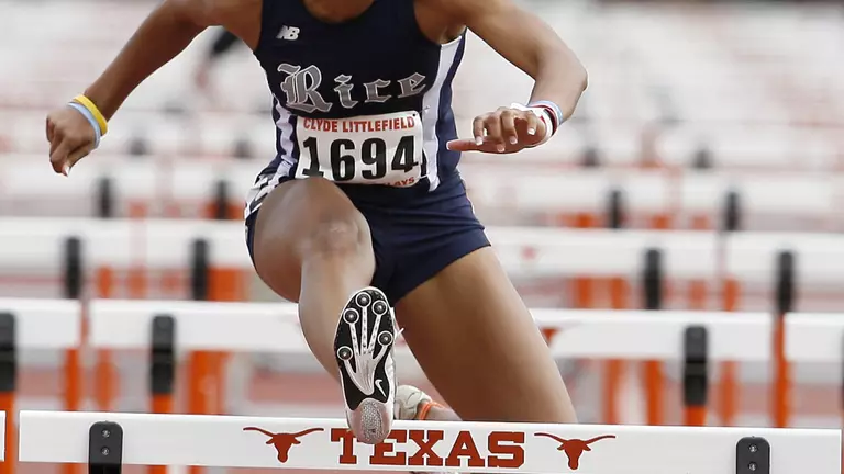 Owls Sweep Relays, Win Eight Events at Twilight Meet