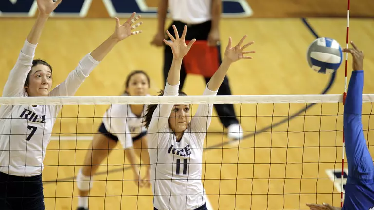 Volleyball Rallies to Defeat FAU in Five Sets