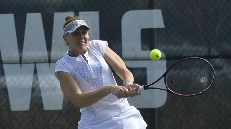 Bowtell Leads Owls on Day Two at River Oaks