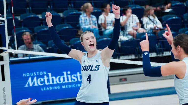 Volleyball Outlasts East Carolina in Five-Set Thriller